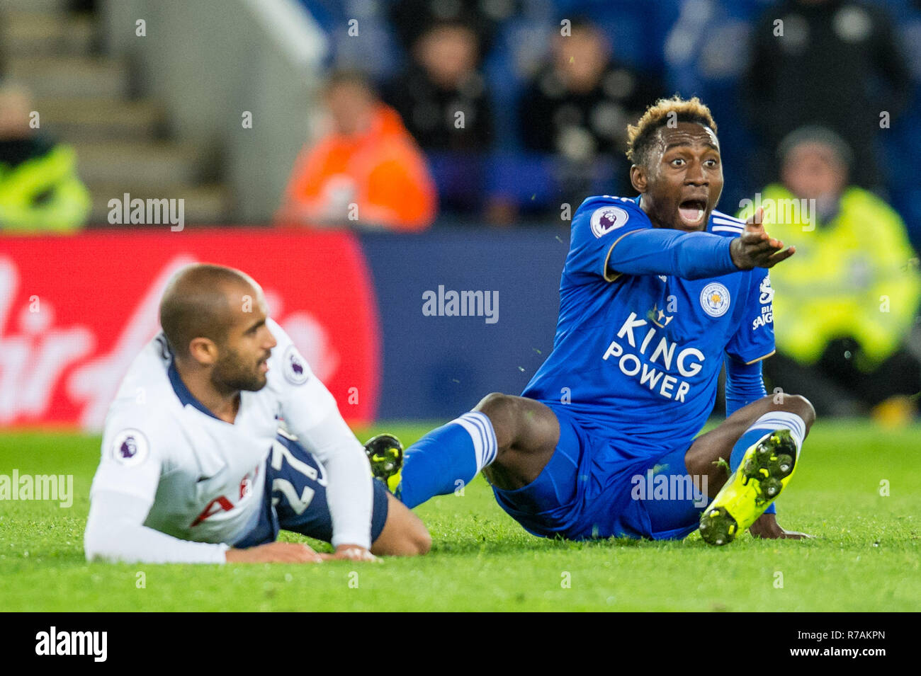 Leicester, Regno Unito. 8 Dic 2018. Wilfred Ndidi di Leicester City remonstrates all'arbitro dopo che egli è giudicata essere imbrattata Lucas Moura del Tottenham Hotspur durante il match di Premier League tra Leicester City e Tottenham Hotspur al King Power Stadium, Leicester, Inghilterra il 8 dicembre 2018. Foto di Matteo Buchan. Solo uso editoriale, è richiesta una licenza per uso commerciale. Nessun uso in scommesse, giochi o un singolo giocatore/club/league pubblicazioni. Credit: UK Sports Pics Ltd/Alamy Live News Foto Stock