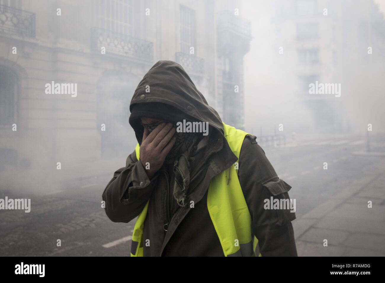 Parigi, Francia. 8 Dic 2018. Prostesters andare sulle ginocchia durante il " Giallo " canottiere dimostrazione sugli Champs Elysees l 8 dicembre 2018 a Parigi, Francia. Il 'Giubbotto giallo' ('Gilet Jaunes ") le proteste hanno dilaniato Parigi e altre città francesi per quasi un mese, come il movimento, ispirato da opposizione ad una nuova tassa sul carburante ha assorbito una vasta gamma di governo anti-sentimento. (Credito Immagine: © Elyxandro CegarraZUMA filo) Credito: ZUMA Press, Inc./Alamy Live News Foto Stock