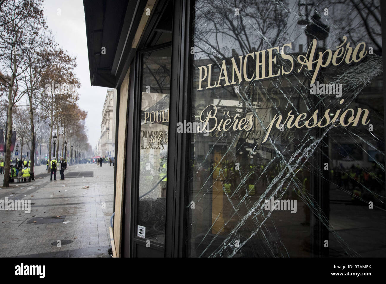 Parigi, Francia. 8 Dic 2018. Prostesters andare sulle ginocchia durante il " Giallo " canottiere dimostrazione sugli Champs Elysees l 8 dicembre 2018 a Parigi, Francia. Il 'Giubbotto giallo' ('Gilet Jaunes ") le proteste hanno dilaniato Parigi e altre città francesi per quasi un mese, come il movimento, ispirato da opposizione ad una nuova tassa sul carburante ha assorbito una vasta gamma di governo anti-sentimento. (Credito Immagine: © Elyxandro CegarraZUMA filo) Credito: ZUMA Press, Inc./Alamy Live News Foto Stock