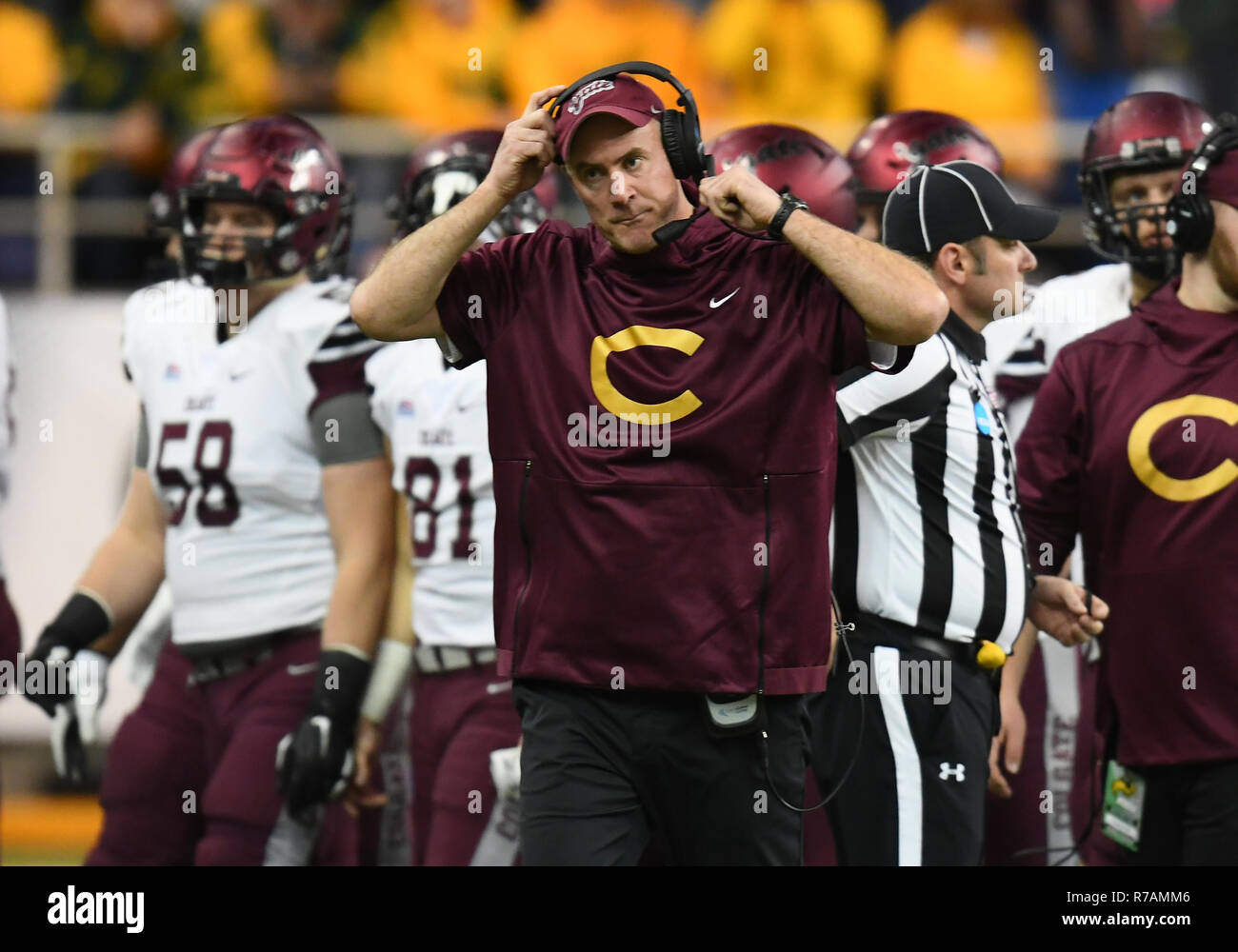 8 dicembre 2018: Colgate Raiders head coach Dan Hunt durante un FCS NCAA playoff quarti di finale partita di calcio tra la Colgate University predatori e dello Stato del North Dakota Bison a Fargo Dome, Fargo, il Dakota del Nord. Il Dakota del Nord stato sconfitto Colgate 35-0. Foto di Russell Hons Foto Stock