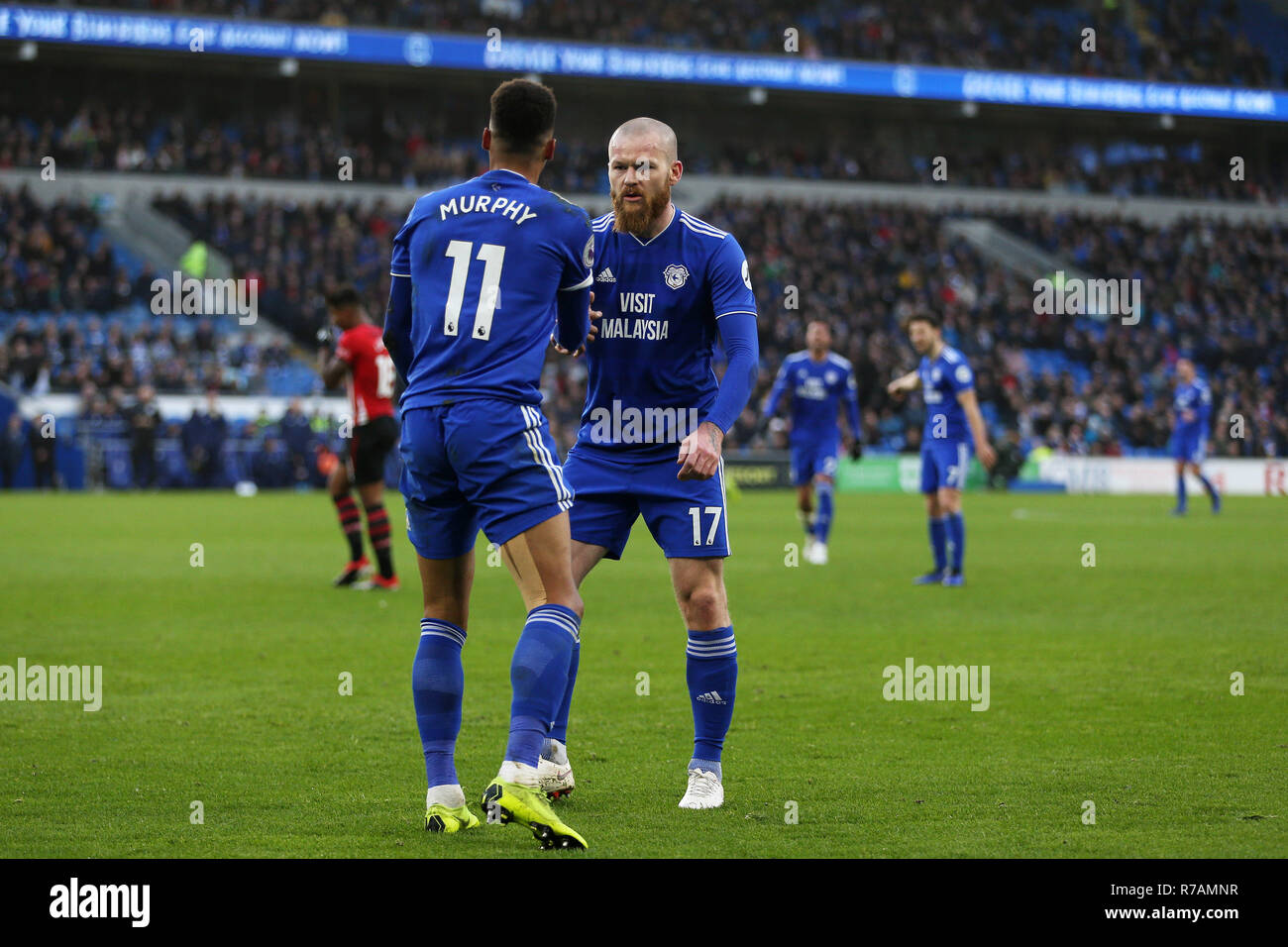 Cardiff, Regno Unito. 8 Dic 2018. Aron Gunnarsson di Cardiff City parla di Josh Murphy di Cardiff City. Premier League, Cardiff City v Southampton al Cardiff City Stadium sabato 8 dicembre 2018. Questa immagine può essere utilizzata solo per scopi editoriali. Solo uso editoriale, è richiesta una licenza per uso commerciale. Nessun uso in scommesse, giochi o un singolo giocatore/club/league pubblicazioni. pic da Andrew Orchard/Andrew Orchard fotografia sportiva/Alamy Live news Foto Stock