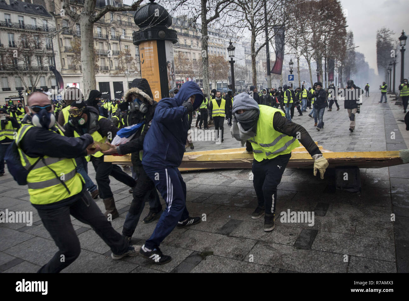 Parigi, Francia. 8 Dic 2018. Prostesters andare sulle ginocchia durante il " Giallo " canottiere dimostrazione sugli Champs Elysees l 8 dicembre 2018 a Parigi, Francia. Il 'Giubbotto giallo' ('Gilet Jaunes ") le proteste hanno dilaniato Parigi e altre città francesi per quasi un mese, come il movimento, ispirato da opposizione ad una nuova tassa sul carburante ha assorbito una vasta gamma di governo anti-sentimento. (Credito Immagine: © Elyxandro CegarraZUMA filo) Credito: ZUMA Press, Inc./Alamy Live News Foto Stock