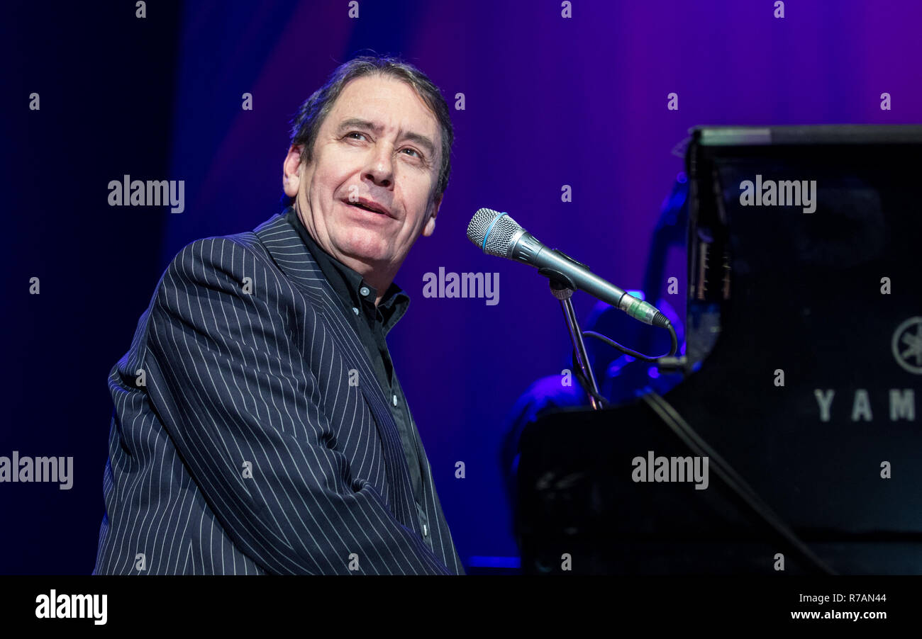 Bournemouth, Regno Unito. 8 Dic 2018. Jools Holland e la sua Rhythm and Blues Orchestra con valutazione Marc Almond suonare dal vivo presso il Centro Internazionale di Bournemouth. Alamy Live News/Charlie Raven Credito: Charlie Raven/Alamy Live News Foto Stock