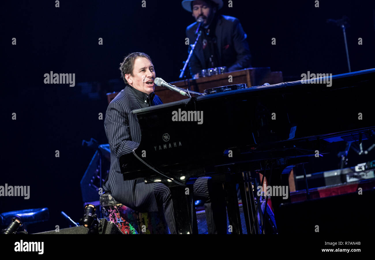 Bournemouth, Regno Unito. 8 Dic 2018. Jools Holland e la sua Rhythm and Blues Orchestra con valutazione Marc Almond suonare dal vivo presso il Centro Internazionale di Bournemouth. Alamy Live News/Charlie Raven Credito: Charlie Raven/Alamy Live News Foto Stock