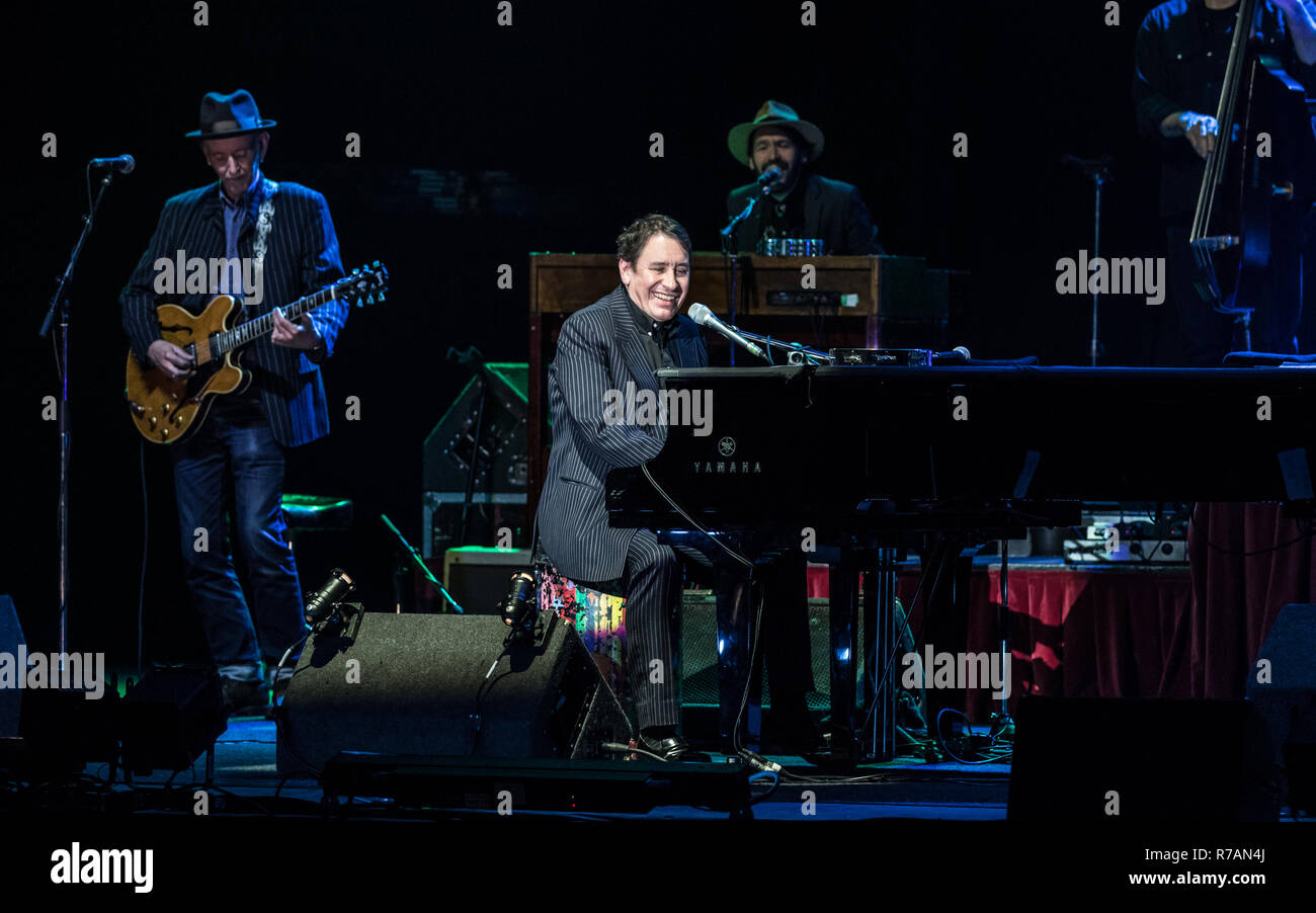 Bournemouth, Regno Unito. 8 Dic 2018. Jools Holland e la sua Rhythm and Blues Orchestra con valutazione Marc Almond suonare dal vivo presso il Centro Internazionale di Bournemouth. Alamy Live News/Charlie Raven Credito: Charlie Raven/Alamy Live News Foto Stock
