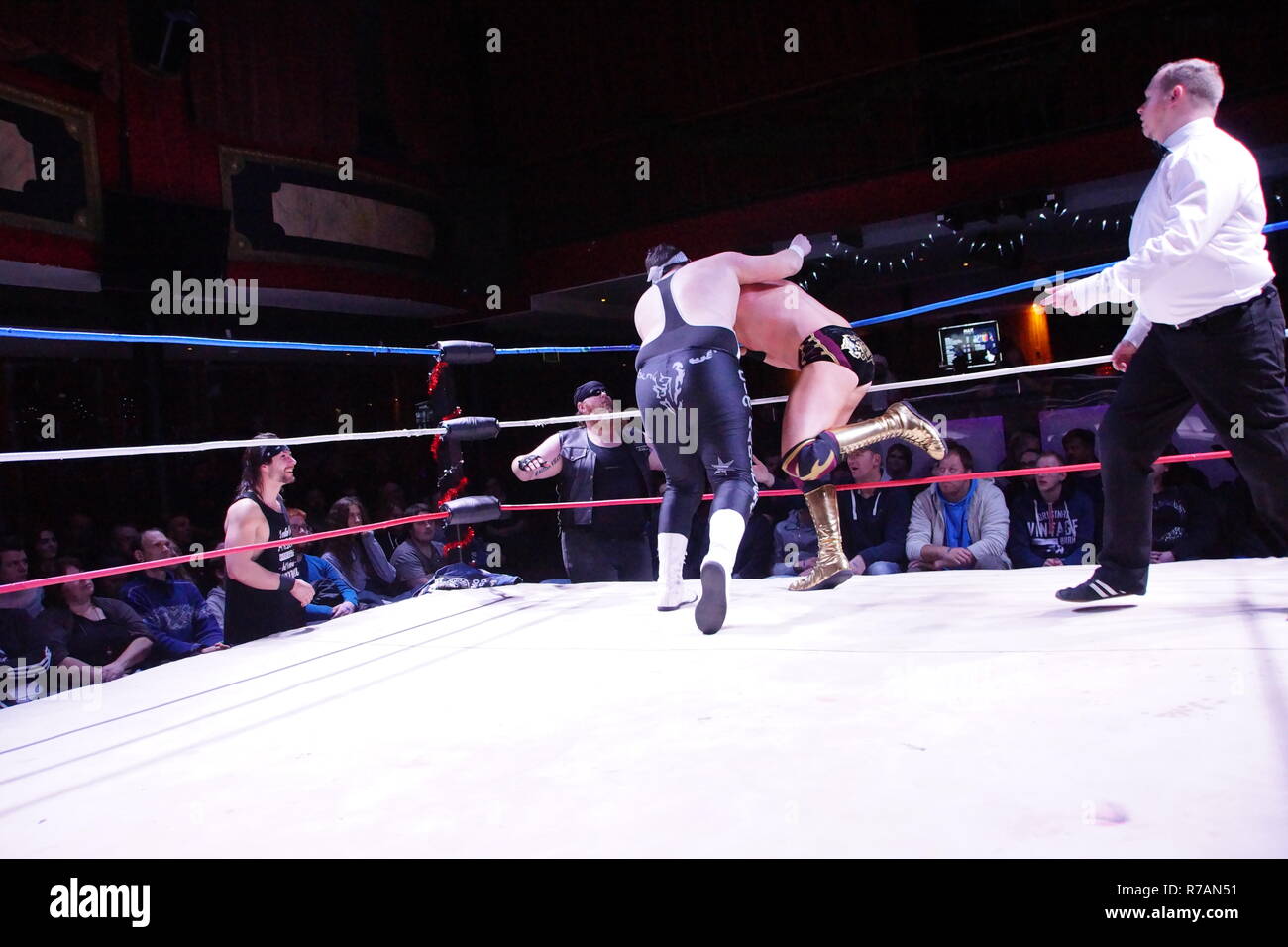 Kiel, Germania. 08h dicembre, 2018. Wrestler americano Alexander James (w/ Lukas Robinson) vs. Tim Karstens (w/ Fynn Freyhardt & Briggs) © Björn Deutschmann/Alamy Live News Foto Stock