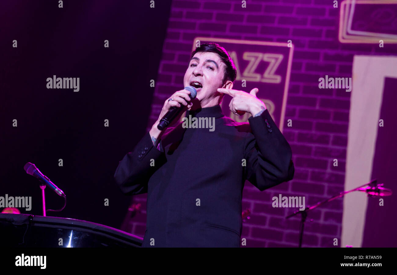Bournemouth, Regno Unito. 8 Dic 2018. Jools Holland e la sua Rhythm and Blues Orchestra con valutazione Marc Almond suonare dal vivo presso il Centro Internazionale di Bournemouth. Alamy Live News/Charlie Raven Credito: Charlie Raven/Alamy Live News Foto Stock