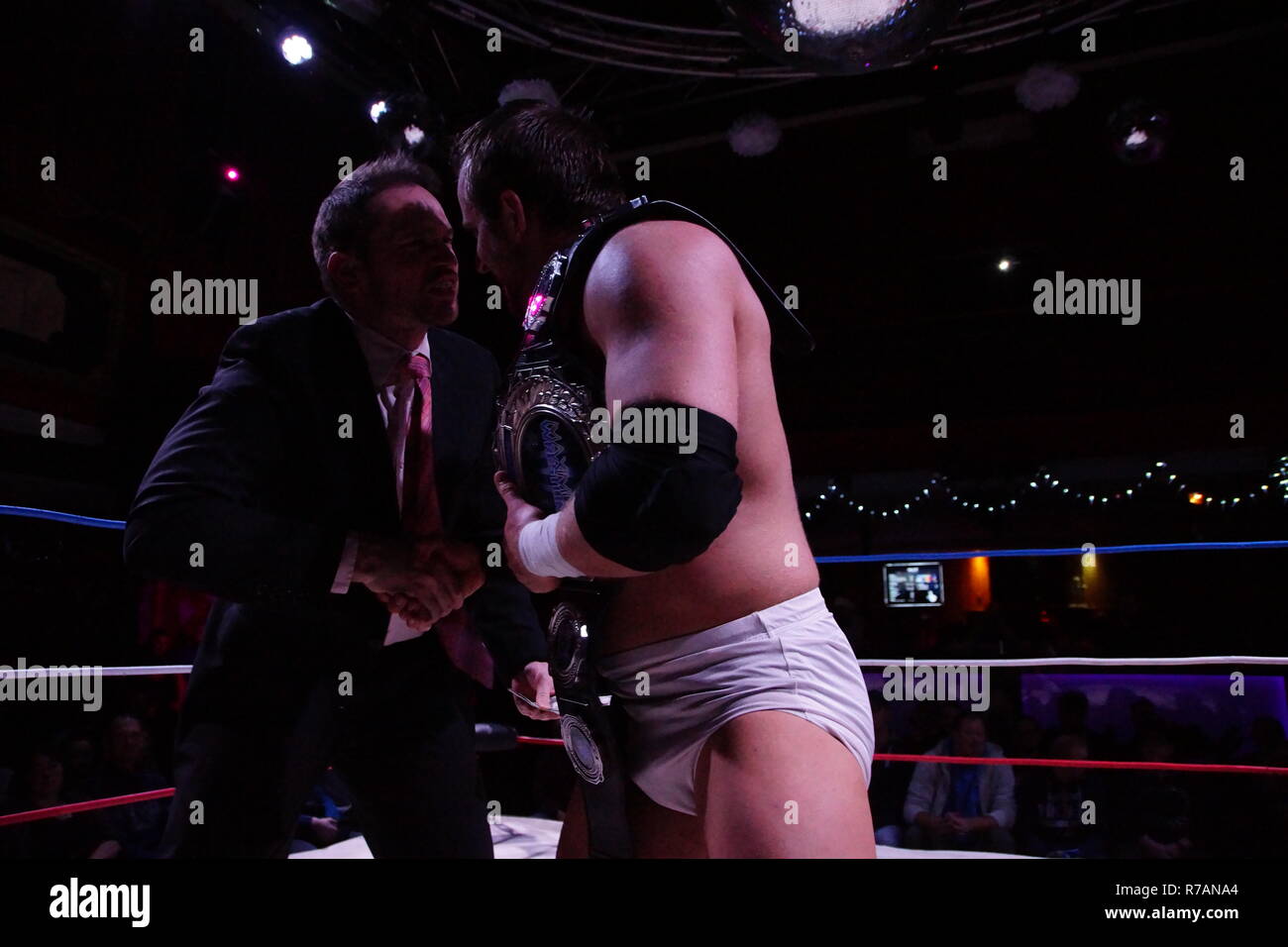 Kiel, Germania. 08h dicembre, 2018. Wrestler inglese Kay Jutler è vincere il massimo campionato di Apu Singh © Björn Deutschmann/Alamy Live News Foto Stock