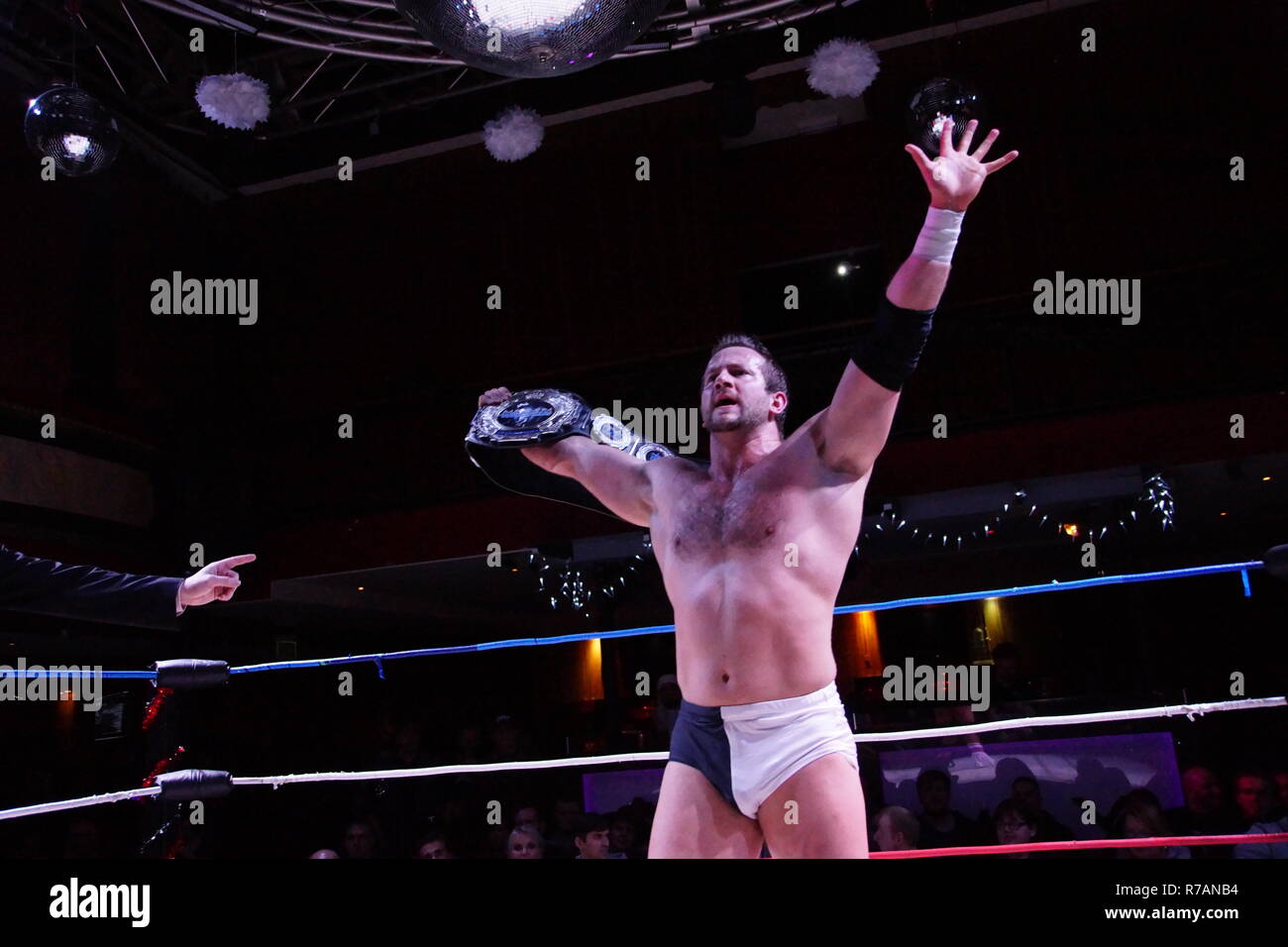 Kiel, Germania. 08h dicembre, 2018. Wrestler inglese Kay Jutler è vincere il massimo campionato di Apu Singh © Björn Deutschmann/Alamy Live News Foto Stock