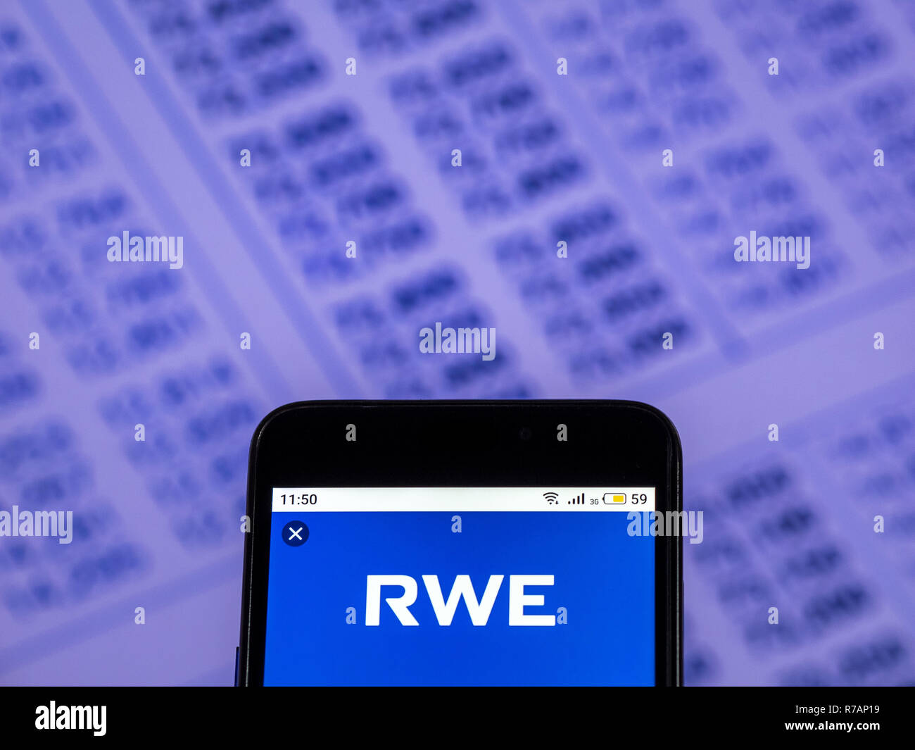 Kiev, Ucraina. Il 7 dicembre, 2018. RWE AG tedesco electric utilities logo azienda vede visualizzato sul telefono intelligente. Credito: Igor Golovniov SOPA/images/ZUMA filo/Alamy Live News Foto Stock