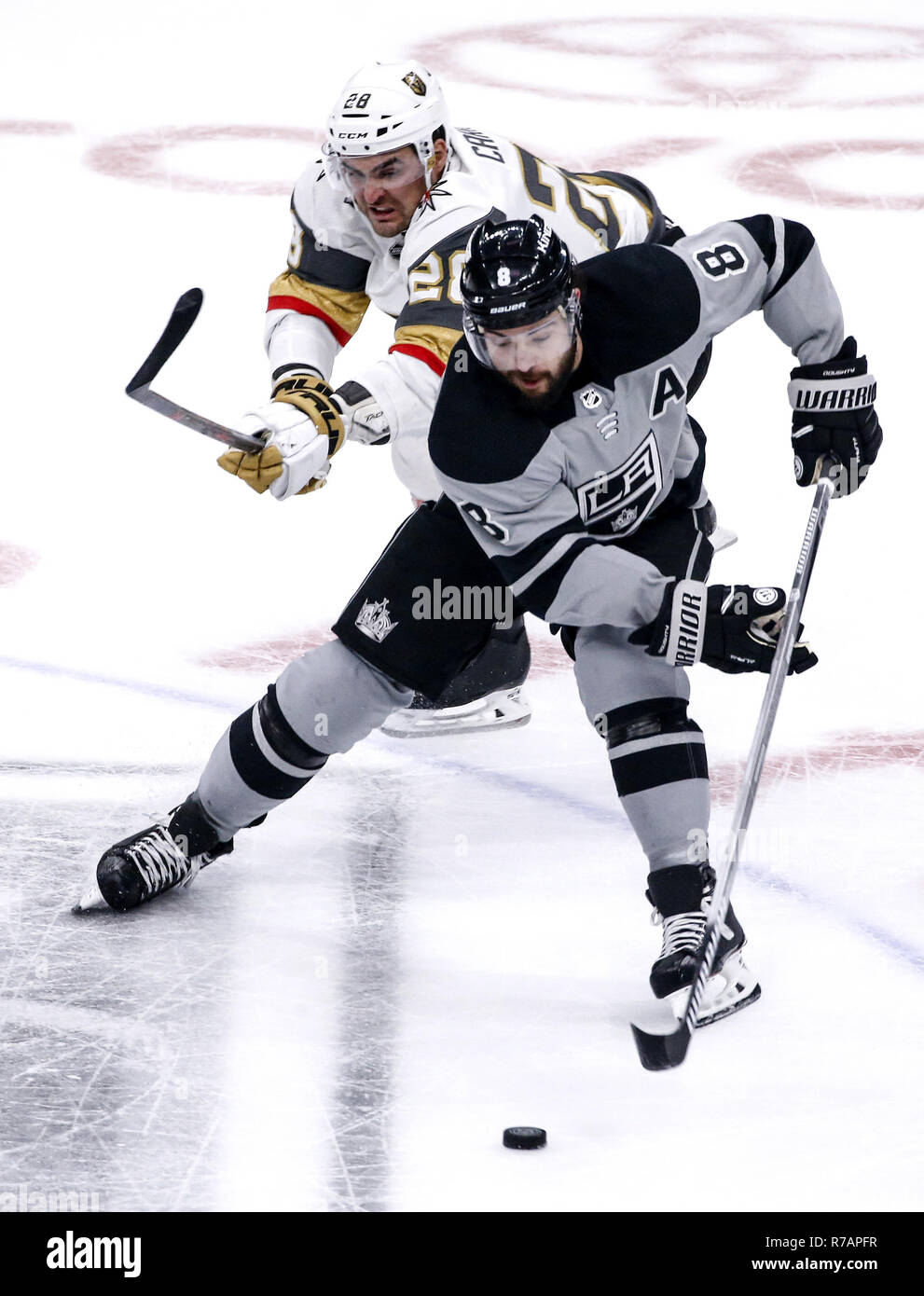 Los Angeles, California, USA. L'8 dicembre, 2018. Los Angeles Kings defenceman Drew Doughty (8) e Vegas Golden Cavalieri avanti William portante (28) si contendono il puck durante un 2018-2019 NHL Hockey gioco in Los Angeles, 8 dicembre 2018. Los Angeles Kings ha vinto 5-1. Credito: Ringo Chiu/ZUMA filo/Alamy Live News Foto Stock
