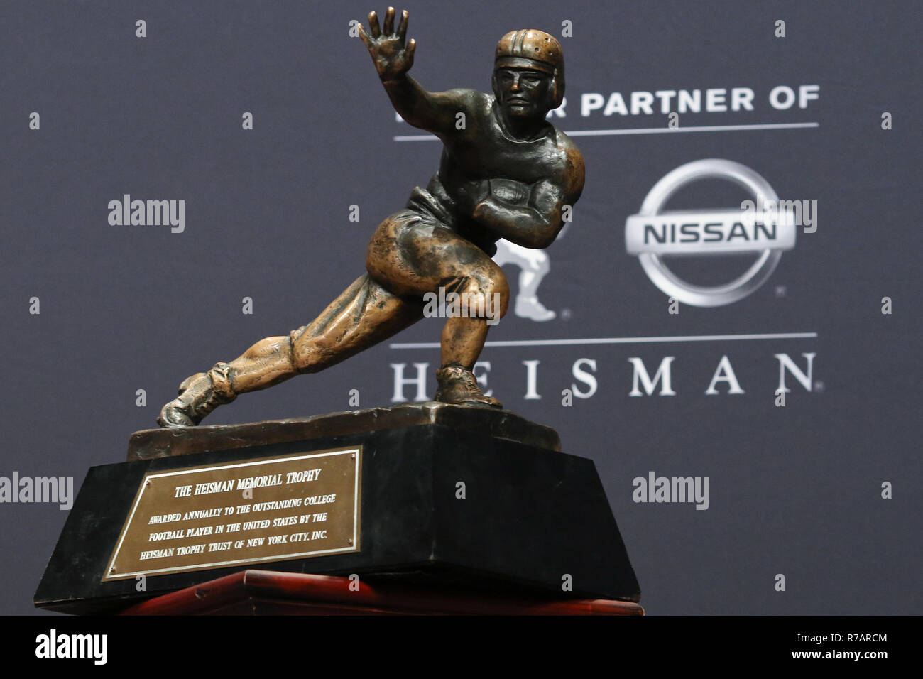 NEW YORK - dic 8: Il trofeo Heisman durante una conferenza stampa prima della 84ma Heisman Trophy cerimonia tenutasi il 8 dicembre 2018 presso la struttura New York Marriott Marquis in New York City. Credito: AKPhoto/Alamy Live News Foto Stock