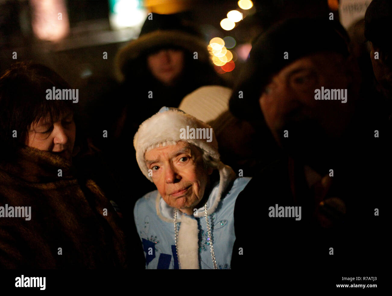 Mosca, Russia. 31 dic 2010. Umano russo-attivista per i diritti Lyudmila Alexeyeva, 83, sorge in un rally a Mosca. Sommossa la polizia ha arrestato decine di attivisti dell'opposizione nel centro di Mosca in un unsanctioned rally per difendere il diritto alla libertà di riunione. Credito: Diana Markosian/ZUMAPRESS.com/Alamy Live News Foto Stock
