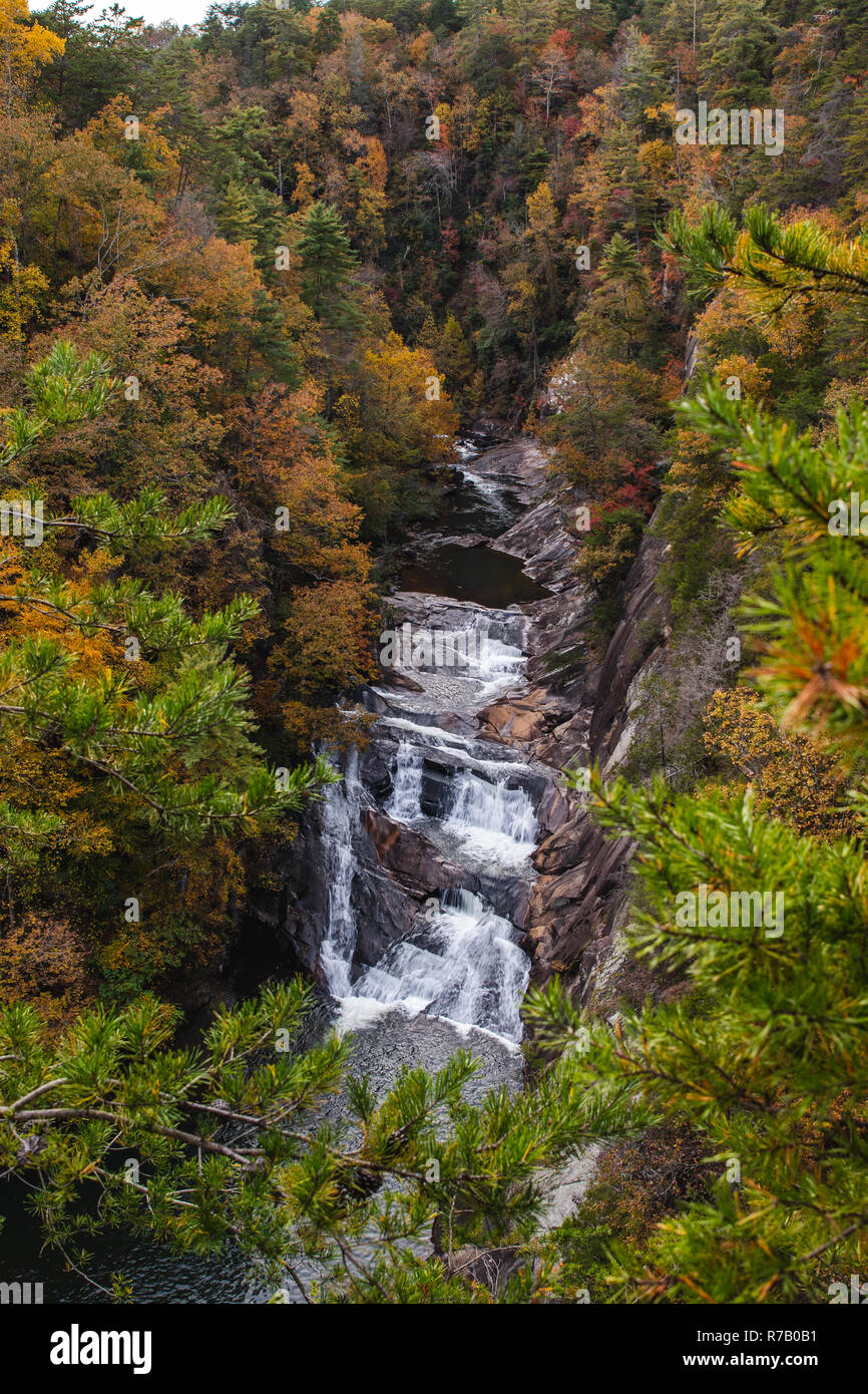 Cascata in colori autunnali Foto Stock