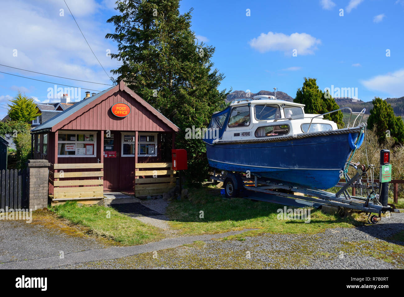 Village Post Office nel pittoresco villaggio di Plockton sul Loch Carron, regione delle Highlands, Scozia Foto Stock