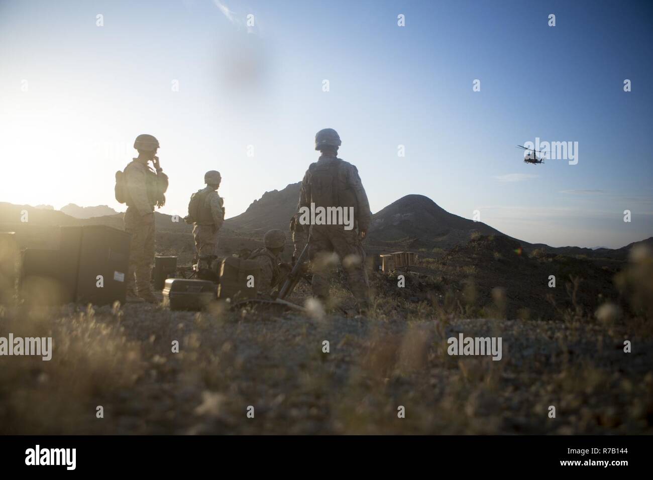 Stati Uniti Marines con seconda divisione Marine, 6° Reggimento marino a sostegno di un'offensiva supporto aria esercizio (OSA) 5 come parte di armi e tattiche corso istruttori (WTI) 2-17 al cioccolato Mountain Aerial Gunnery gamma, Ariz., Aprile 11, 2017. Osa è progettato per concentrarsi sull'integrazione di tutto il combattimento aereo Aviazione elemento attivo con un elaborato sistema di massa di manovra per condurre aria vicino supporto. Le armi e le tattiche di corso per istruttore (WTI) è di sette settimane di formazione evento ospitato da Marine Aviation di armi e tattiche di uno squadrone (MAWTS-1) cadre, in cui si sottolinea che un'integrazione operativa delle sei fu Foto Stock