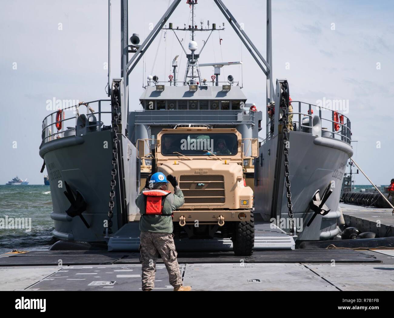 POHANG, Repubblica di Corea (10 aprile 2017) - marinai attaccato all assalto unità artigianali 1 aziona un mezzo tattico veicolo sostitutivo da USAV Fort McHenry (LCU 2020) sull'esercito Trident pier durante il funzionamento del pacifico esercizio di raggiungere 2017 (OPRex17). OPRex17 è un accordo bilaterale per l'evento di formazione progettati al fine di garantire la preparazione e sostenere la Rok-STATI UNITI Alliance esercitando un'area Distribution Center (ADC), un terminale Aria punto di alimentazione (ATSP), Combined Joint Logistics Over-the-Shore (CJLOTS), e l'uso della ferrovia, vie di navigazione interna e costiera operazioni di sollevamento per convalidare il funzionamento concetto reach. Foto Stock