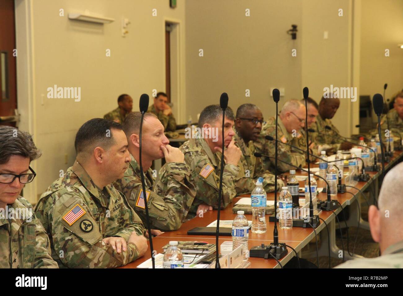 Da sinistra a destra, Briga. Gen. Deborah L. Kotulich, 143d supporto comando (Expeditionary), comandare il Brig. Gen. Hector Lopez, 94th Training Division (forza supporto), comandare il comando Sgt. Il Mag. Jason P. Willett, 1 supporto comando (teatro), il Mag. Gen. Paolo C. Hurley, 1° TSC, comandare il Mag. Gen. Darrell K. Williams, combinato di supporto dei bracci di comando e Fort Lee comandante generale, Briga. Gen. Bruce E. Hackett, 451st supporto comando (Expeditionary), comandare il comando Sgt. Il Mag. Dennis J. Thomas, 451st ESC, per partecipare a un breve durante la raccolta di retromarcia e il Team di Analisi Foto Stock