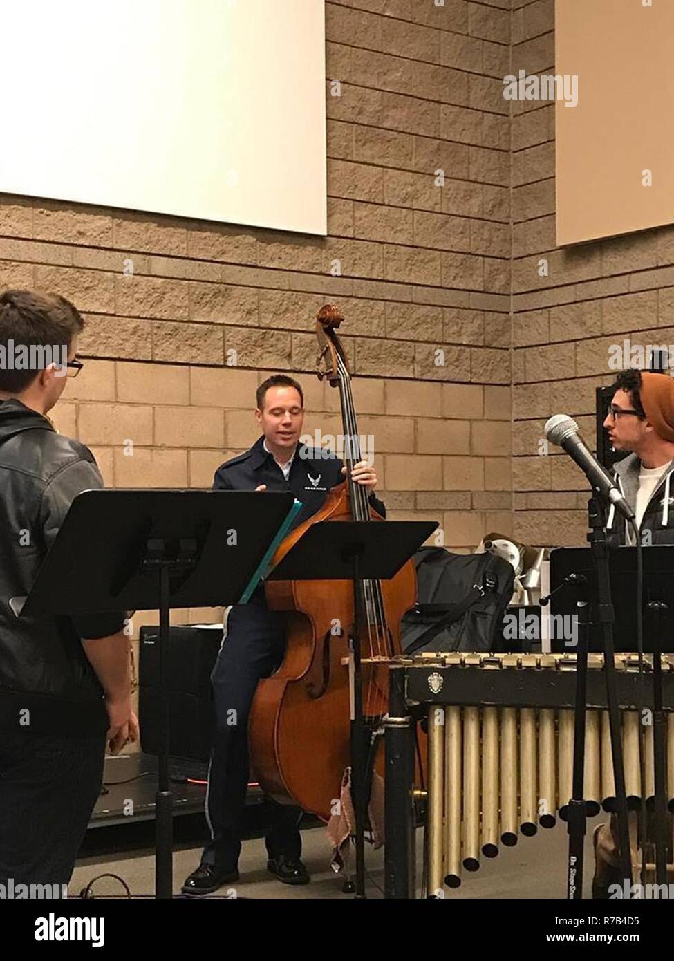 Il 12 aprile, i comandanti Combo conduce una masterclass di outreach per il jazz major del 'cool' Jazz Ensemble di Sonoma State University. MSgt Laukhuf, bass, critiche e istruisce un paio di studenti. Foto Stock