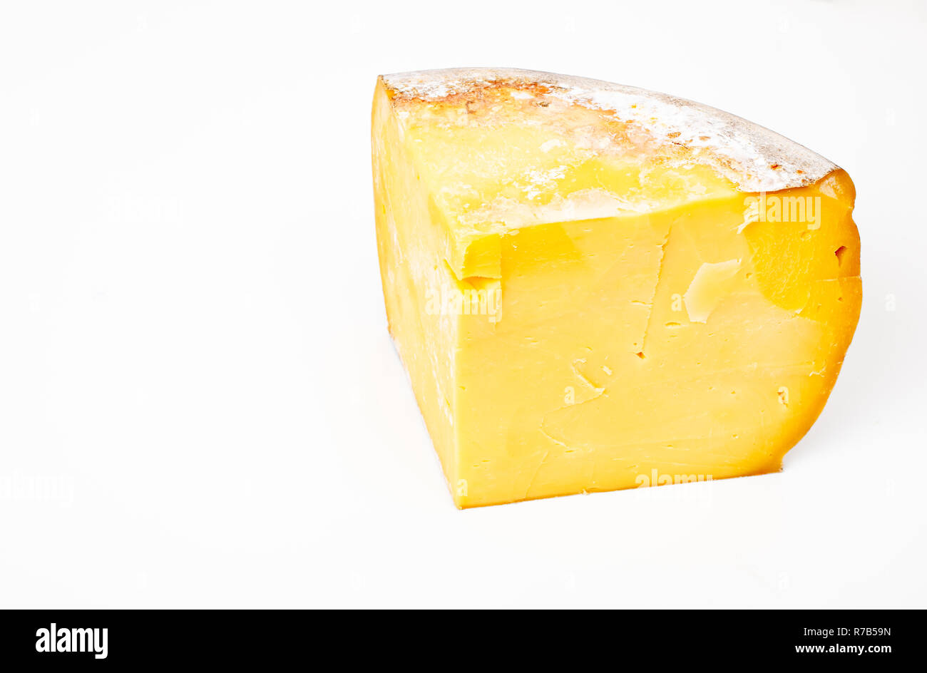 Pezzo di bagno turco tradizionale formaggio. ( Età kashar ) su sfondo bianco Foto Stock