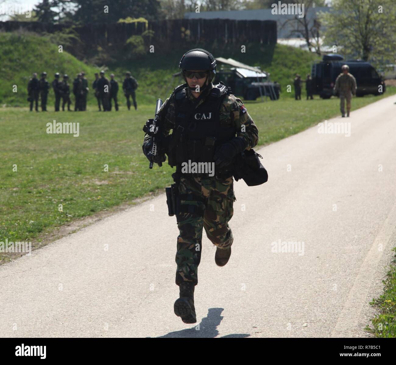 Una speciale serba unità antiterrorismo officer corre verso la prima stazione di una sollecitazione-shoot durante un giunto combinato di formazione di scambio con gli Stati Uniti e la slovena speciali forze di funzionamento presso il quartier generale SAJ complessa, Serbia, aprile 3-30, 2017. L'unità, noto come SAJ in Serbia, serve come operazioni speciali e unità tattica della polizia serba e riceveranno una formazione in una varietà di strategie e tecniche nel corso dell'JCET per aumentare la loro efficacia per le future operazioni. Foto Stock