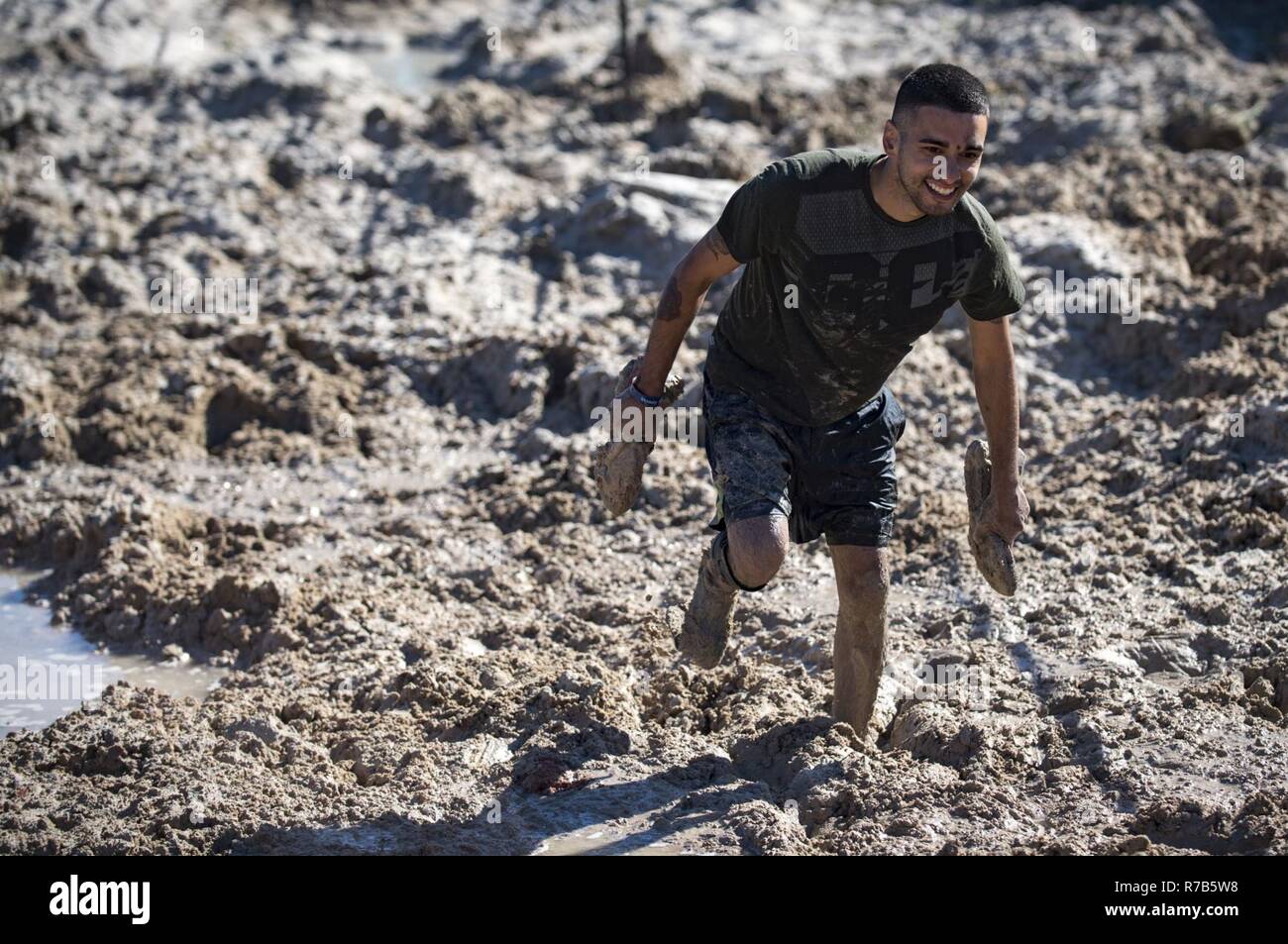 Un partecipante completa l'ultimo ostacolo durante l annuale Moody fango eseguire, 6 maggio 2017, nella città di raggi, Ga. Il quarto anno Moody fango consisteva di entrambi adulto e bambino che naturalmente sfidati più di 600 partecipanti con ostacoli oltre 4,2 miglia. Foto Stock