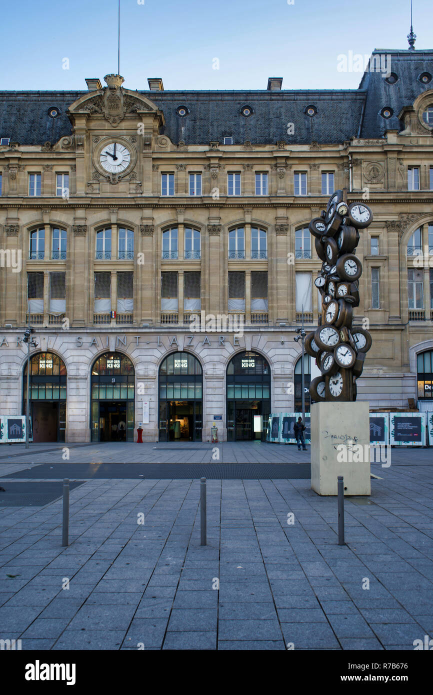 Parigi, Francia - 26 Maggio 2018: monumento con un orologio di fronte all'ingresso della stazione di Saint Lazare. Tempo di accumulo per tutti Foto Stock