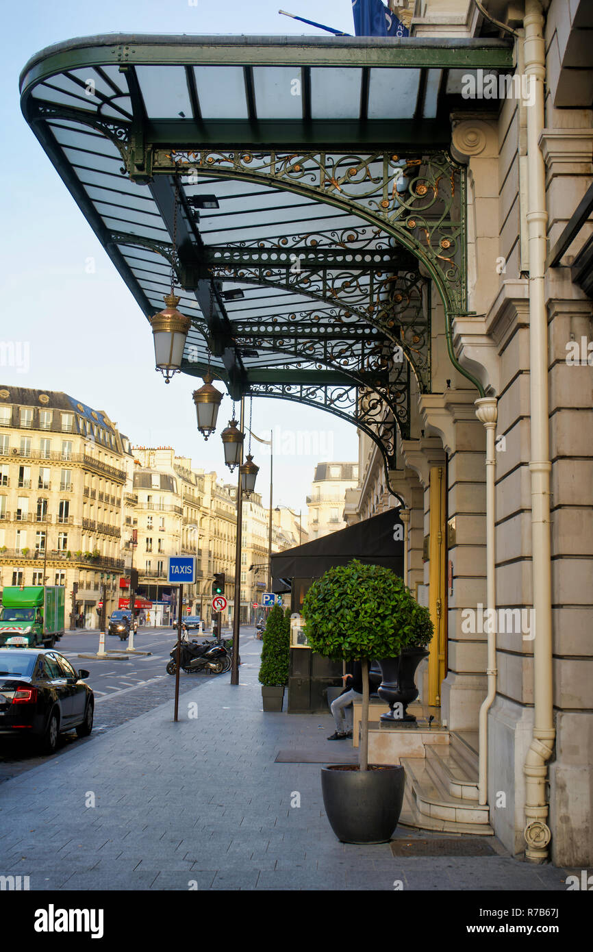 Parigi, Francia - 26 Maggio 2018: per le strade delle città e degli edifici storici, giorno a piedi Foto Stock