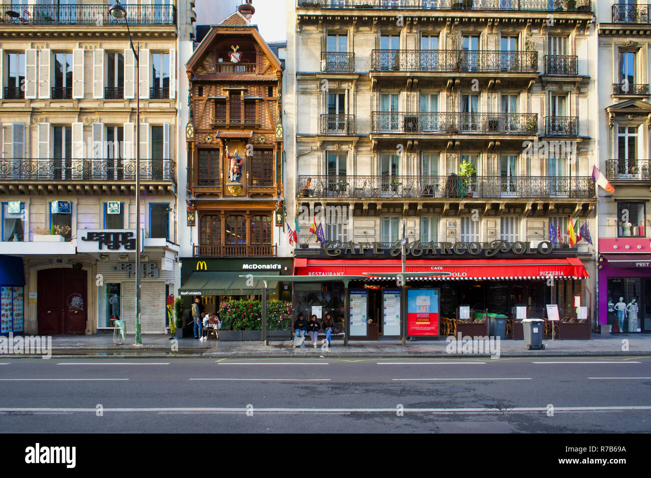 Parigi, Francia - 26 Maggio 2018: architettura urbana, giorno passeggiata attraverso le strade storiche della città Foto Stock