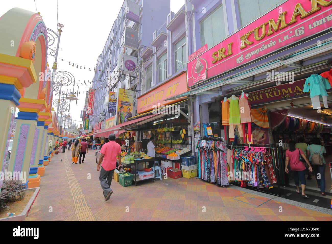 La gente visita Little India a Kuala Lumpur in Malesia Foto Stock