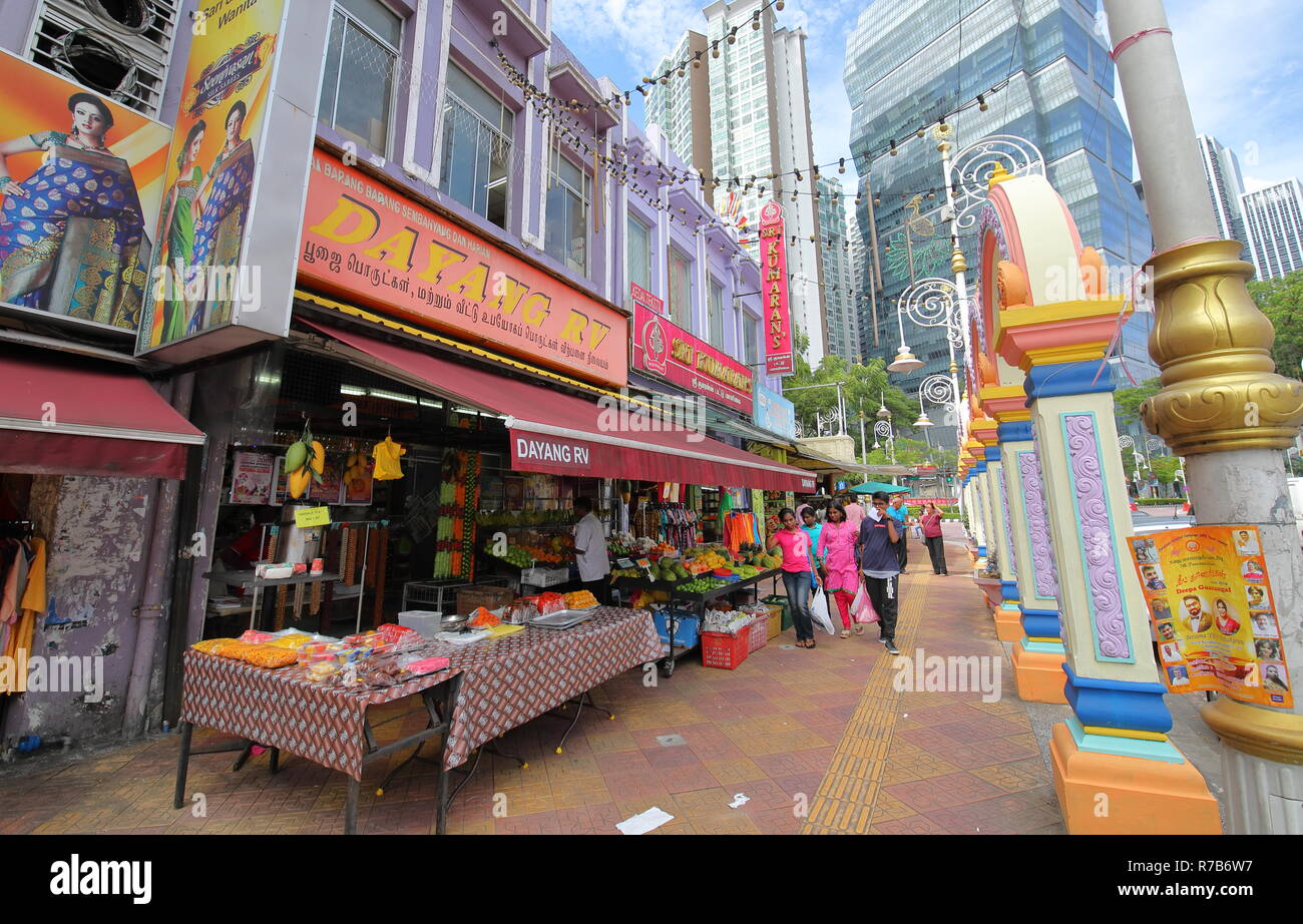La gente visita Little India a Kuala Lumpur in Malesia Foto Stock