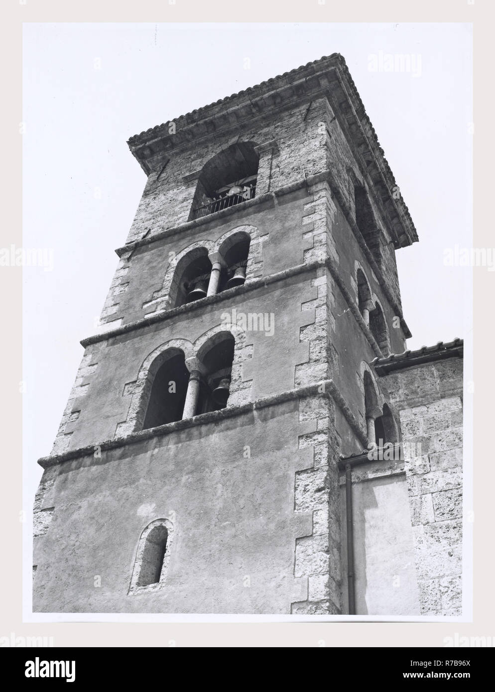 Lazio Frosinone Sora S. Maria, questa è la mia Italia, il paese italiano di storia visiva, architettura medievale, scultura architettonica. La chiesa fu costruita nella seconda metà del secolo XI, con successive ricostruzioni nei primi anni del XII secolo. La chiesa fu rimaneggiata in stile cistercense in 1229. Il portale, decorati con motivi vegetali e un'iscrizione, e il campanile sia data al periodo romanico. Post-architettura medievale, pittura, lamiera, scultura. La chiesa è stata ristrutturata in stile barocco nel XVII secolo, ma è stata restaurata in stile gotico dopo un incendio d Foto Stock