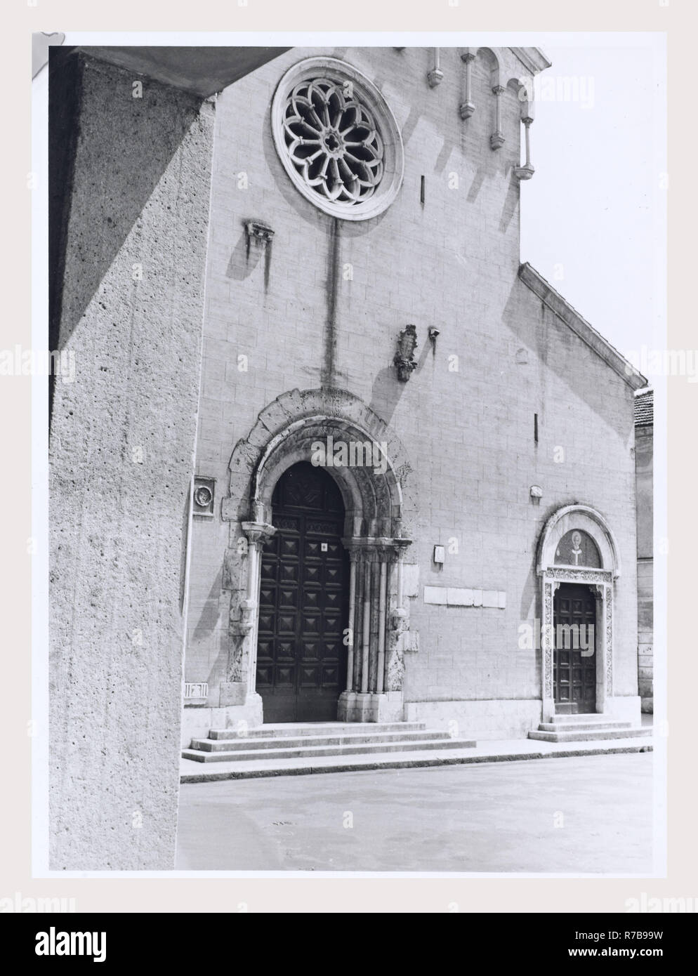 Lazio Frosinone Sora S. Restituta, questa è la mia Italia, il paese italiano di visual storia medievale di scultura architettonica. La decorazione che circonda i tre principali portali come pure alcuni altri scultura architettonica frammenti dalla chiesa romanica. Post-architettura medievale. La chiesa fu ricostruita in stile romanico dopo un terremoto nel 1915. Foto Stock
