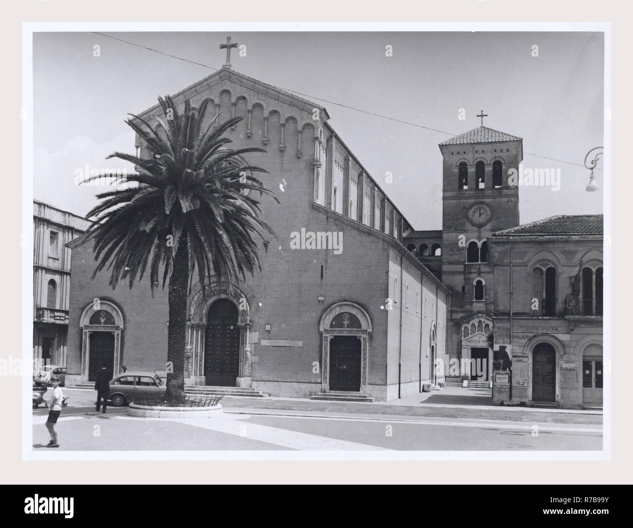 Lazio Frosinone Sora S. Restituta, questa è la mia Italia, il paese italiano di visual storia medievale di scultura architettonica. La decorazione che circonda i tre principali portali come pure alcuni altri scultura architettonica frammenti dalla chiesa romanica. Post-architettura medievale. La chiesa fu ricostruita in stile romanico dopo un terremoto nel 1915. Foto Stock