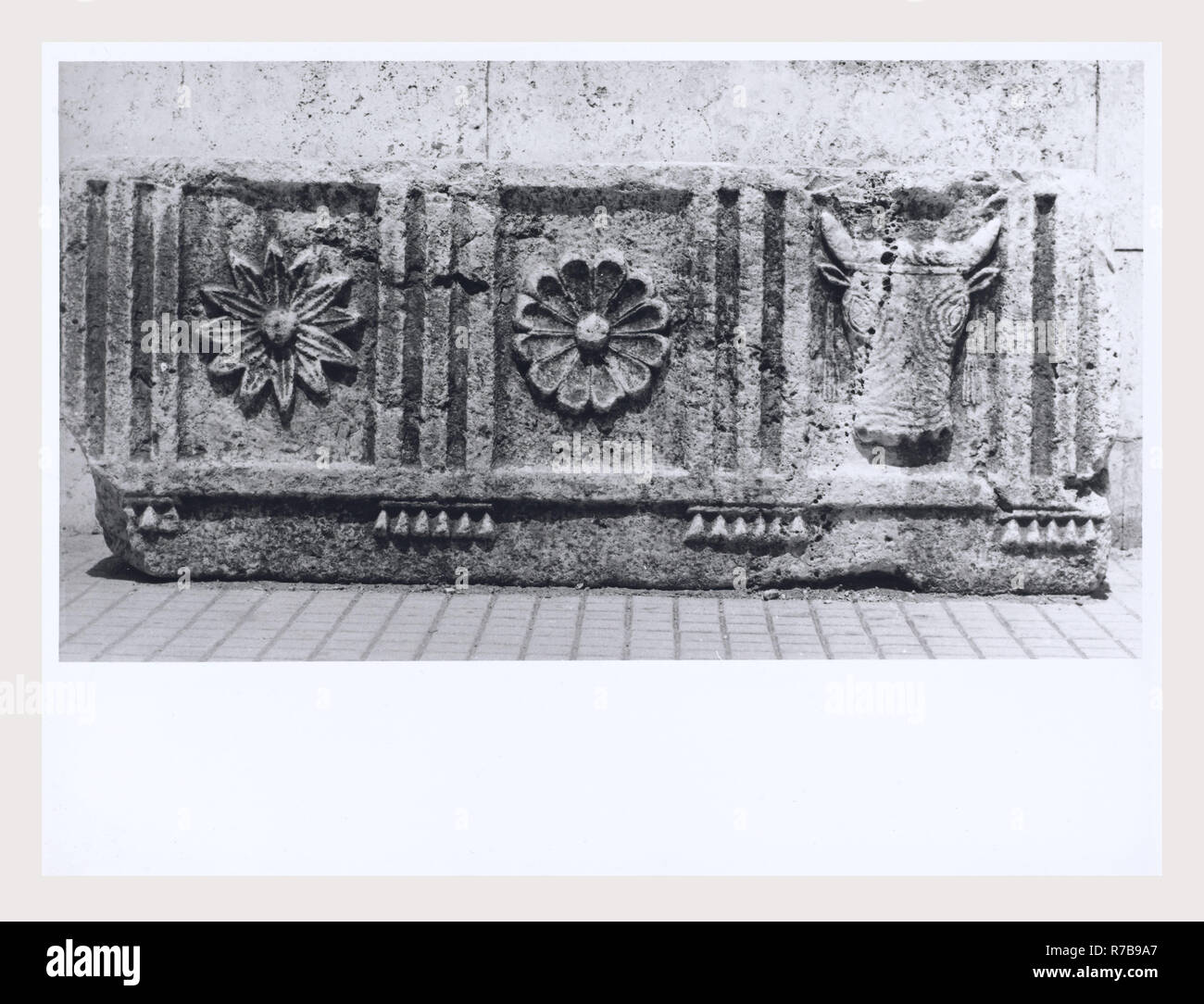 Lazio Frosinone Sora S. Restituta, questa è la mia Italia, il paese italiano di visual storia medievale di scultura architettonica. La decorazione che circonda i tre principali portali come pure alcuni altri scultura architettonica frammenti dalla chiesa romanica. Post-architettura medievale. La chiesa fu ricostruita in stile romanico dopo un terremoto nel 1915. Foto Stock