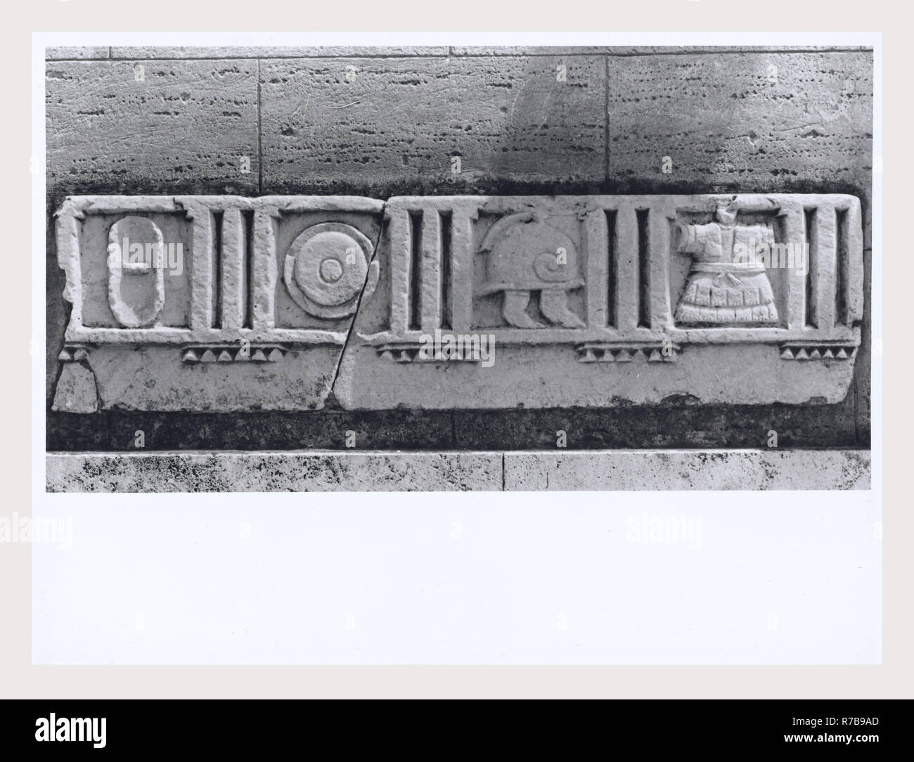 Lazio Frosinone Sora S. Restituta, questa è la mia Italia, il paese italiano di visual storia medievale di scultura architettonica. La decorazione che circonda i tre principali portali come pure alcuni altri scultura architettonica frammenti dalla chiesa romanica. Post-architettura medievale. La chiesa fu ricostruita in stile romanico dopo un terremoto nel 1915. Foto Stock