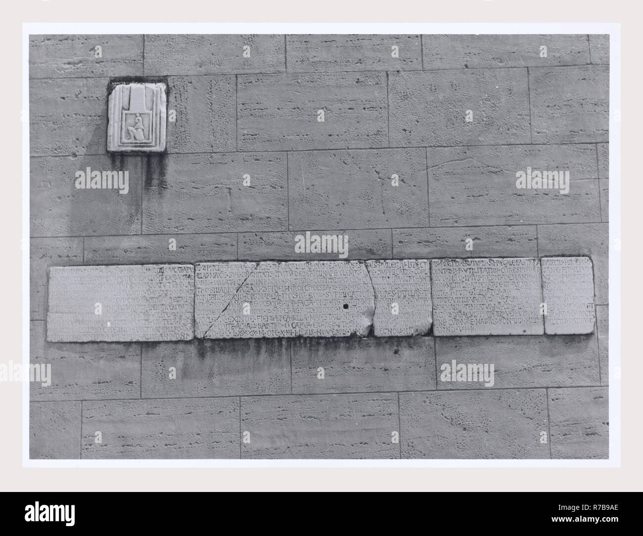 Lazio Frosinone Sora S. Restituta, questa è la mia Italia, il paese italiano di visual storia medievale di scultura architettonica. La decorazione che circonda i tre principali portali come pure alcuni altri scultura architettonica frammenti dalla chiesa romanica. Post-architettura medievale. La chiesa fu ricostruita in stile romanico dopo un terremoto nel 1915. Foto Stock