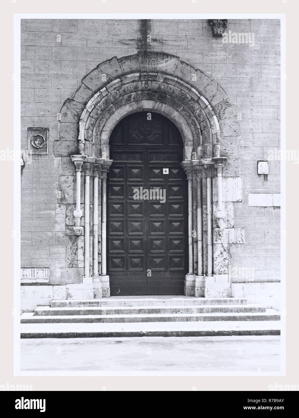 Lazio Frosinone Sora S. Restituta, questa è la mia Italia, il paese italiano di visual storia medievale di scultura architettonica. La decorazione che circonda i tre principali portali come pure alcuni altri scultura architettonica frammenti dalla chiesa romanica. Post-architettura medievale. La chiesa fu ricostruita in stile romanico dopo un terremoto nel 1915. Foto Stock