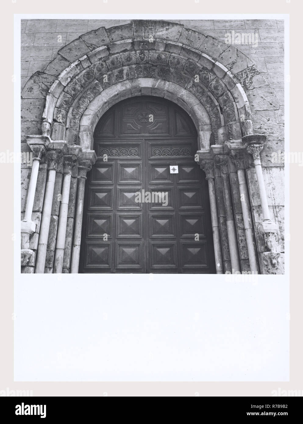 Lazio Frosinone Sora S. Restituta, questa è la mia Italia, il paese italiano di visual storia medievale di scultura architettonica. La decorazione che circonda i tre principali portali come pure alcuni altri scultura architettonica frammenti dalla chiesa romanica. Post-architettura medievale. La chiesa fu ricostruita in stile romanico dopo un terremoto nel 1915. Foto Stock