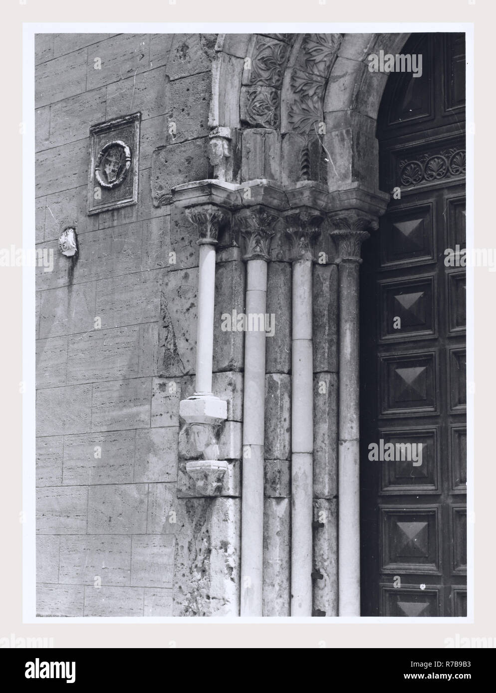 Lazio Frosinone Sora S. Restituta, questa è la mia Italia, il paese italiano di visual storia medievale di scultura architettonica. La decorazione che circonda i tre principali portali come pure alcuni altri scultura architettonica frammenti dalla chiesa romanica. Post-architettura medievale. La chiesa fu ricostruita in stile romanico dopo un terremoto nel 1915. Foto Stock