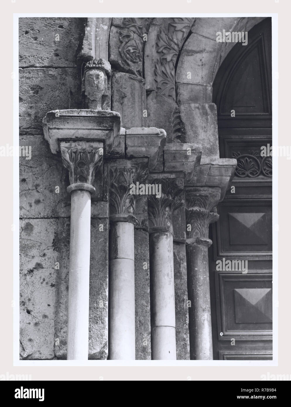 Lazio Frosinone Sora S. Restituta, questa è la mia Italia, il paese italiano di visual storia medievale di scultura architettonica. La decorazione che circonda i tre principali portali come pure alcuni altri scultura architettonica frammenti dalla chiesa romanica. Post-architettura medievale. La chiesa fu ricostruita in stile romanico dopo un terremoto nel 1915. Foto Stock