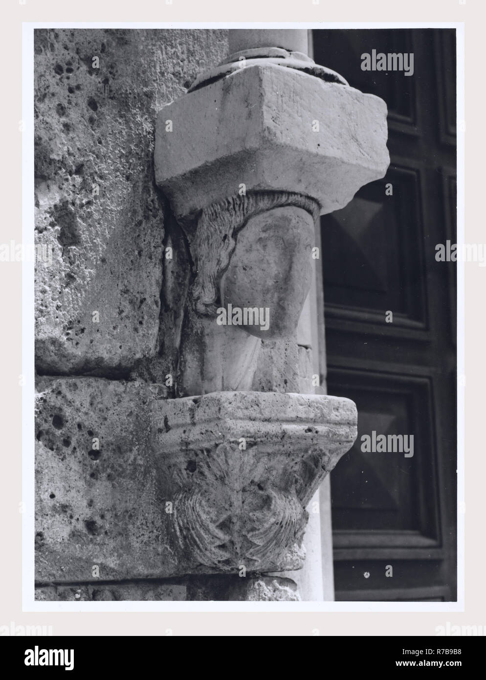 Lazio Frosinone Sora S. Restituta, questa è la mia Italia, il paese italiano di visual storia medievale di scultura architettonica. La decorazione che circonda i tre principali portali come pure alcuni altri scultura architettonica frammenti dalla chiesa romanica. Post-architettura medievale. La chiesa fu ricostruita in stile romanico dopo un terremoto nel 1915. Foto Stock