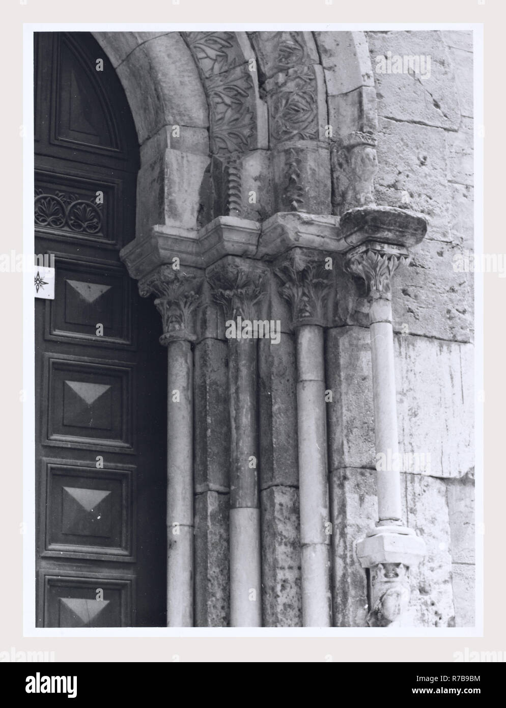 Lazio Frosinone Sora S. Restituta, questa è la mia Italia, il paese italiano di visual storia medievale di scultura architettonica. La decorazione che circonda i tre principali portali come pure alcuni altri scultura architettonica frammenti dalla chiesa romanica. Post-architettura medievale. La chiesa fu ricostruita in stile romanico dopo un terremoto nel 1915. Foto Stock