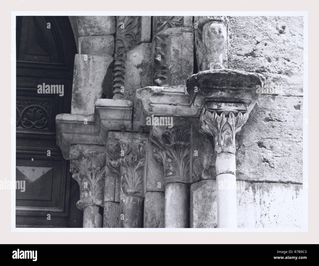 Lazio Frosinone Sora S. Restituta, questa è la mia Italia, il paese italiano di visual storia medievale di scultura architettonica. La decorazione che circonda i tre principali portali come pure alcuni altri scultura architettonica frammenti dalla chiesa romanica. Post-architettura medievale. La chiesa fu ricostruita in stile romanico dopo un terremoto nel 1915. Foto Stock