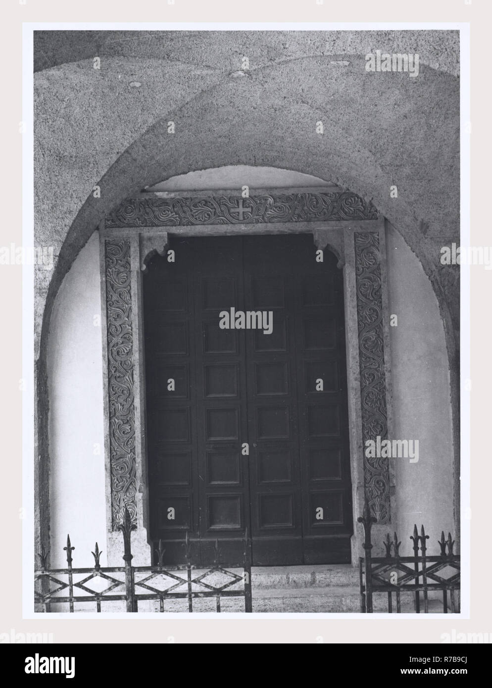 Lazio Frosinone Sora S. Restituta, questa è la mia Italia, il paese italiano di visual storia medievale di scultura architettonica. La decorazione che circonda i tre principali portali come pure alcuni altri scultura architettonica frammenti dalla chiesa romanica. Post-architettura medievale. La chiesa fu ricostruita in stile romanico dopo un terremoto nel 1915. Foto Stock