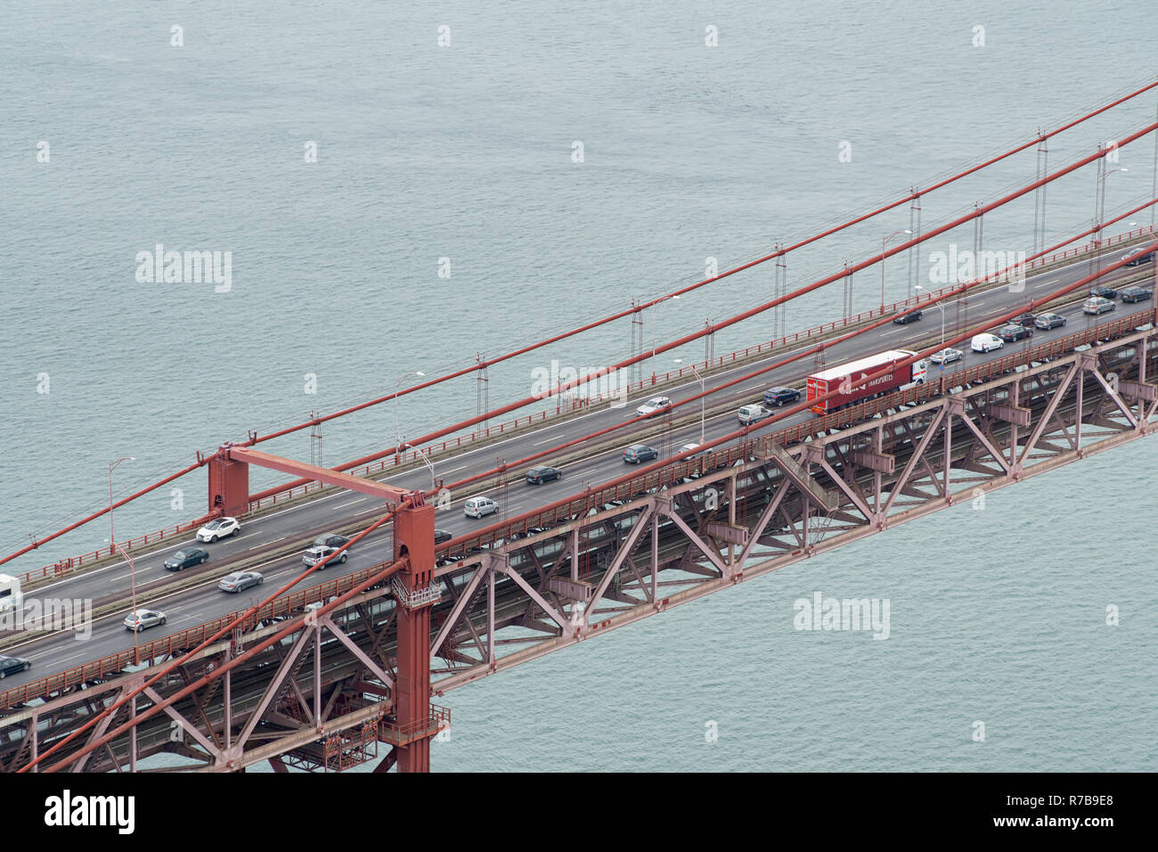 Lisbona, Portogallo - 03 Settembre 2018: il traffico sulla famosa XXV Aprile del ponte sul fiume Tago a Lisbona, Portogallo. Vista aerea dalla riva sinistra Foto Stock