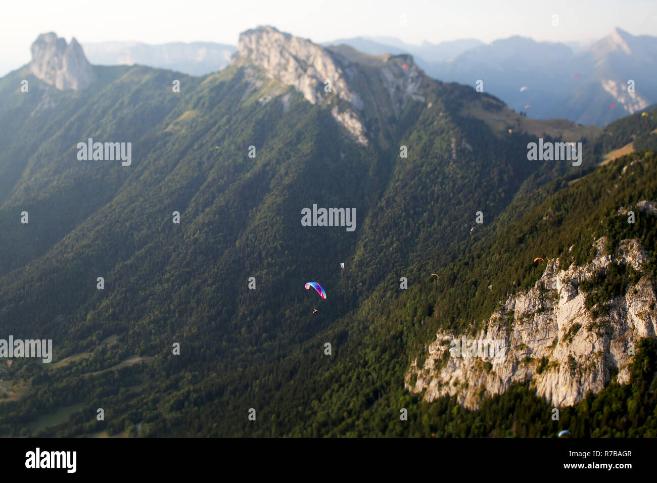 Un parapendio vola accanto alle ammaccature de Lanfon. Annecy, Francia. Foto Stock