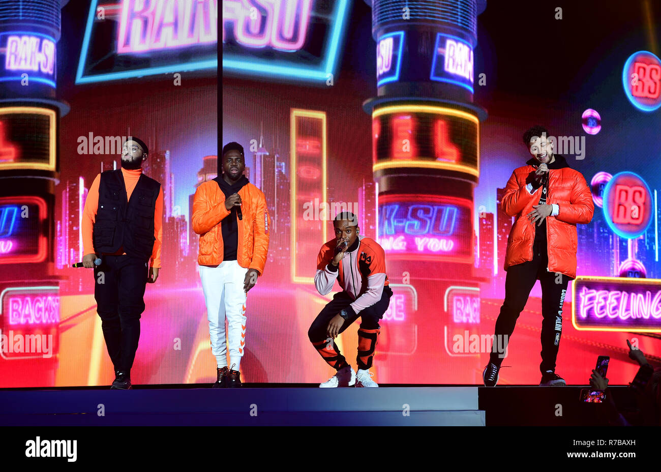 Myles Stephenson, Ashley Fongho, Mustafa Rahimtulla e Jamaal Shurland di Rak-Su sul palco durante il giorno uno dei capitali il Jingle Bell Ball con la Coca Cola a Londra la O2 Arena. Foto Stock