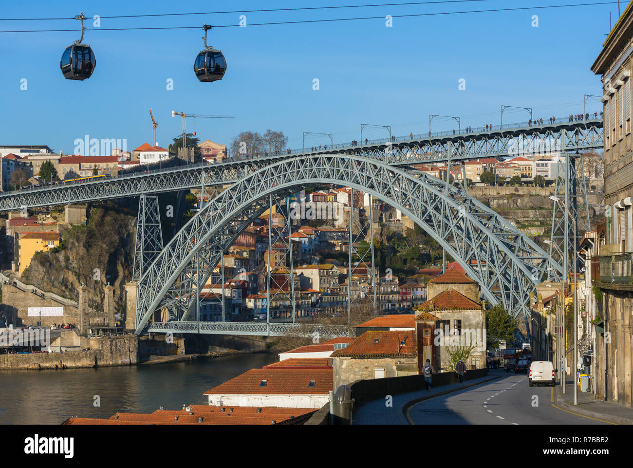 Vista del famoso Ponte dom Luis e funivie a Porto, Portogallo Foto Stock