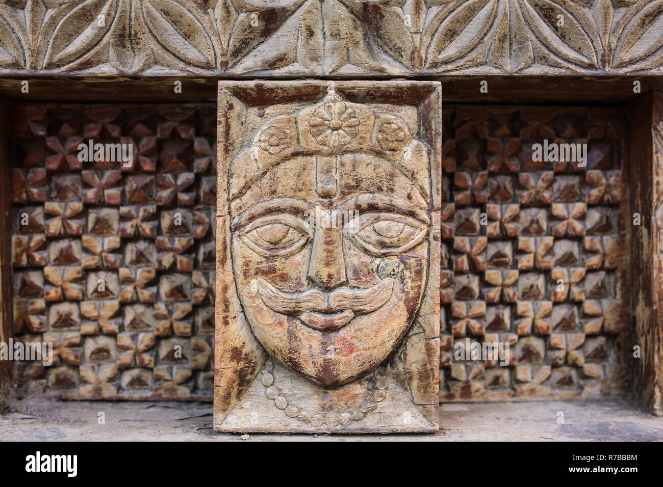 Vashisht, India - 27 Maggio 2017: tradizionale scultura in legno del tempio indù di Vashisht villaggio nella valle di Kullu, Himachal Pradesh, India Foto Stock